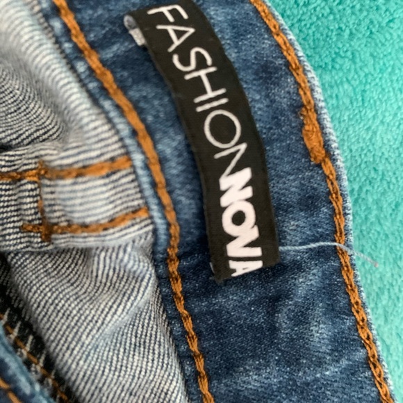 FASHION NOVA RIPPED JEANS - Picture 3 of 4